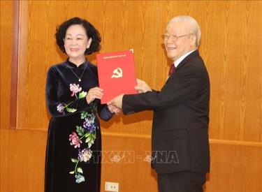 Tổng Bí thư Nguyễn Phú Trọng trao Quyết định cho đồng chí Trương Thị Mai, Ủy viên Bộ Chính trị, Thường trực Ban Bí thư.