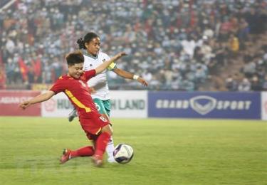 Tình huống tranh cướp bóng quyết liệt của các cầu thủ nữ U20 Việt Nam và nữ U20 Indonesia. (Ảnh: Tạ Toàn/TTXVN).