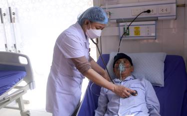 Cán bộ Trung tâm Y tế huyện Lục Yên thăm khám cho bệnh nhân.