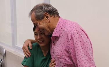 Ông Dixong John Garth xúc động gặp lại người điều dưỡng từng chăm sóc ông những ngày nằm viện điều trị COVID-19.