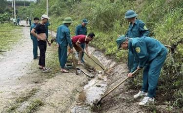 Hội viên cựu chiến binh xã Bảo Hưng tham gia vệ sinh môi trường.