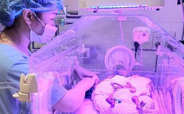 Bé gái được chăm sóc đặc biệt ngay sau khi sinh.