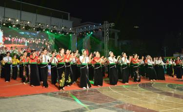 Màn đồng diễn múa xòe.
