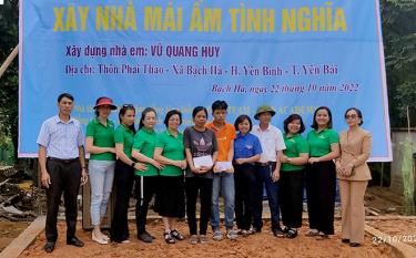 Câu lạc bộ Nữ doanh nhân thành phố Yên Bái hỗ trợ 50 triệu đồng xây nhà “Mái ấm tình nghĩa” cho em Vũ Quang Huy, xã Bạch Hà, huyện Yên Bình tháng 10/2022.