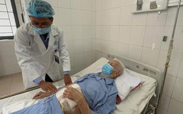 Bệnh nhân H.V.H. đã tỉnh, sinh tồn ổn định sau phẫu thuật lấy dị vật.