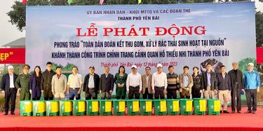 Lãnh đạo Mặt trận Tổ quốc Việt Nam tỉnh Yên Bái và lãnh đạo thành phố Yên Bái trao thùng đựng rác cho đại diện các tổ dân phố trên địa bàn