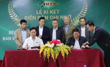 Lãnh đạo Bệnh viện Đa khoa Hữu Nghị 103 và đại diện Hội Người cao tuổi Yên Bái ký kết biên bản ghi nhớ