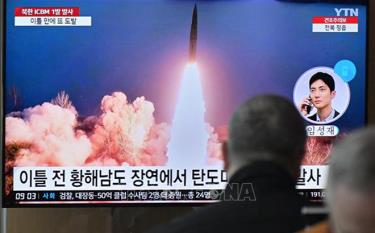 Người dân theo dõi bản tin trên truyền hình Hàn Quốc về vụ phóng tên lửa của Triều Tiên, tại nhà ga Seoul ngày 16/3/2023.
