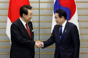 Tổng thống Hàn Quốc Yoon Seuk Yeol (trái) và Thủ tướng Nhật Bản Kishida Fumio tại văn phòngthủ tướng Nhật ở Tokyo ngày 16-3