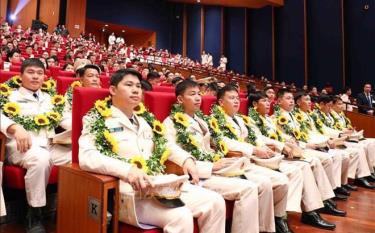 Thượng úy Lự Văn Tài (hàng trên, ngoài cùng, bên trái) - Trưởng Công an xã La Pán Tẩn, huyện Mù Cang Chải tại Lễ tuyên dương nhân Kỷ niệm 75 năm Công an nhân dân thực hiện 6 điều Bác Hồ dạy.