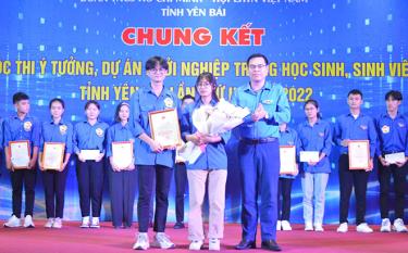 Đồng chí Hà Đức Hải - Bí thư Tỉnh đoàn trao giải tại Chung kết Cuộc thi Ý tưởng, dự án khởi nghiệp trong học sinh, sinh viên năm 2022.