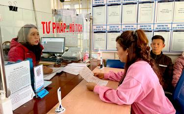 Người dân đến đăng ký khai sinh tại UBND phường Yên Ninh, thành phố link vào dafabet.
