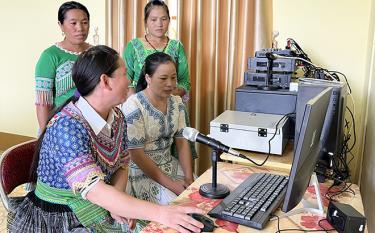 Xã Sùng Đô khai thác thiết bị truyền thanh thông minh phục vụ công tác tuyên truyền, nhất là về các điển hình tiên tiến tới nhân dân.