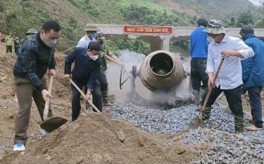 Lãnh đạo huyện Trạm Tấu tham gia “Ngày thứ Bảy cùng dân”.