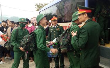 Tiễn công dân lên đường nhập ngũ tại Lễ giao nhận quân thị xã Nghĩa Lộ năm 2023.