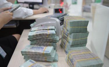 Các ngân hàng liên tiếp giảm lãi suất huy động.