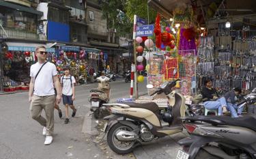 Nền nhiệt Hà Nội tăng cao, du khách, người dân ra đường đã mặc áo mùa hè.