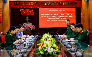 Đại tá Lê Ngọc Long, Phó tổng biên tập Báo Quân đội nhân dân, Chủ tịch Hội đồng sơ khảo chủ trì cuộc họp.