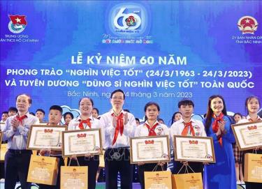 Chủ tịch nước Võ Văn Thưởng tặng quà cho 263 ”Dũng sĩ Nghìn việc tốt” tiêu biểu đại diện cho 1.000 ”Dũng sĩ Nghìn việc tốt” toàn quốc.