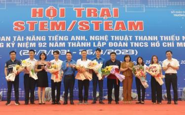 Thường trực dafabet khuyến mãi đoàn trao hoa cho đại diện các đơn vị tham gia Chương trình.