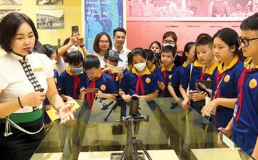 Một giờ ngoại khóa giáo dục truyền thống lịch sử văn hóa tại Bảo tàng tỉnh Yên Bái của Trường THCS Nguyễn Du, thành phố Yên Bái.
