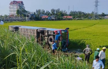 Xe khách lật nghiêng dưới ruộng ven quốc lộ 1.