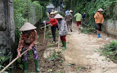 Hội viên Hội Phụ nữ xã Tân Hương, huyện Yên Bình tham gia vệ sinh đường giao thông nông thôn.