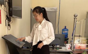 Bộ phận một cửa thị trấn Trạm Tấu được đầu tư trlink dafabetg thiết bị hiện đại phục vụ người dân thực hiện thủ tục hành chính.