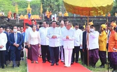 Quốc vương Campuchia Preah Bat Samdech Preah Boromneath Norodom Sihamoni, cùng với Thủ tướng Samdech Techo Hun Sen và nhiều quan chức cấp cao khác tới dự Lễ xin lửa và khởi động hoạt động rước đuốc cho SEA Games 32 và ASEAN Para Games 12.