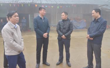 Đồng chí Trần Huy Tuấn - Chủ tịch UBND tỉnh (thứ 2, trái sang) trao đổi với lãnh đạo huyện Văn Chấn, xã Nậm Mười về thực hiện tuyến đường liên xã Sơn Lương - Sùng Đô - Nậm Mười.