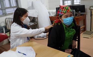 Medical staff, doctors at Provincial Lung Hospital screen for TB in Phong Du Thuong commune, Van Yen district.