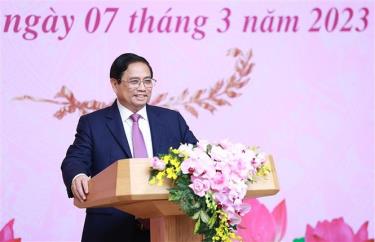 Thủ tướng Phạm Minh Chính chúc mừng đại diện nữ lãnh đạo và các nhà khoa học nữ.