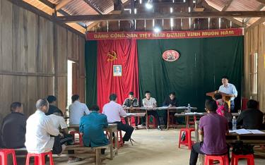 Đồng chí Chủ tịch UBND huyện Mù Cang Chải tham gia sinh hoạt chi bộ tại bản Nả Háng Tủa Chử, xã Púng Luông.
