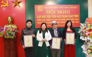 Đồng chí Vũ Thị Hiền Hạnh – Phó Chủ tịch UBND tỉnh trao Giải thưởng Văn học nghệ thuật Yên Bái cho các tác giả đạt giải A.