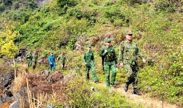 Cán bộ, chiến sĩ Đồn Biên phòng Lũng Nặm (Bộ đội biên phòng tỉnh Cao Bằng) tuần tra, bảo vệ khu vực biên giới. Ảnh: Hoàng Phúc