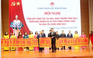 Thừa ủy quyền, Chủ tịch UBND tỉnh Trần Huy Tuấn trao Cờ thi đua của Chính phủ cho Trường Tiểu học Trần Phú