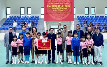 Ban Tổ chức trao Cúp vô địch, cờ lưu niệm cho Đội Trường TH&THCS xã Thịnh Hưng.