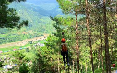 Khách du lịch trải nghiệm các trò chơi tại Khu huấn luyện và Trải nghiệm Aeris Hill Tú Lệ.