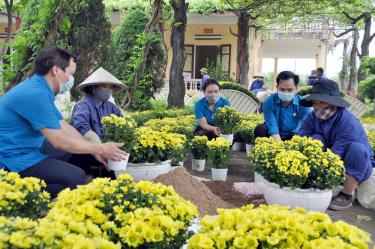 Lãnh đạo Liên đoàn Lao động thành phố Yên Bái thăm hỏi, động viên đoàn viên, người lao động Công ty cổ phần Môi trường và Công trình đô thị Yên Bái.