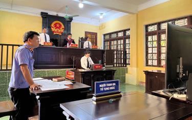 Tòa án nhân dân huyện Lục Yên xét xử một vụ án hình sự trực tuyến.