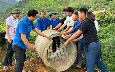 Đoàn viên, thanh niên xã Nậm Búng tham gia tích cực các hoạt động tình nguyện xây dựng nông thôn mới.