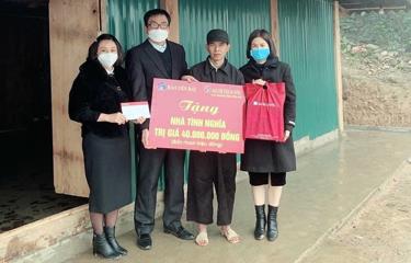 Cán bộ Agribank Chi nhánh tỉnh Yên Bái và lãnh đạo Báo Yên Bái trao tặng “Nhà tình nghĩa” cho hộ nghèo xã Sùng Đô, huyện Văn Chấn.