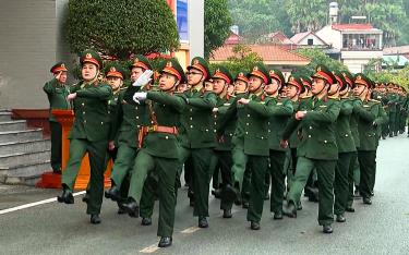 Lực lượng vũ trang tỉnh tham gia diễu binh tại Lễ ra quân huấn luyện năm 2024.
