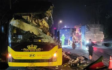 Hiện trường vụ TNGT nghiêm trọng xảy ra vào sáng nay làm 5 người tử vong tại chỗ