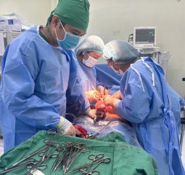 Ê kíp phẫu thuật bóc tách khối u xơ to cho sản phụ N.