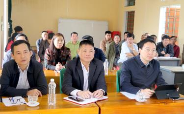 Bí thư Huyện ủy An Hoàng Linh (ngoài cùng bên phải) dự sinh hoạt chi bộ thường kỳ với các đảng viên của Chi bộ thôn Kéo Sa, xã Cảm Nhân.