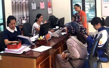 Cán bộ Bộ phận Phục vụ hành chính công phường Trung Tâm, thị xã Nghĩa Lộ tận tình hướng dẫn người dân giải quyết thủ tục hành chính.
