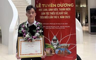 Em Sùng A Chua tại Lễ Tuyên dương học sinh, sinh viên, thanh niên dân tộc thiểu số xuất sắc, tiêu biểu lần thứ X.