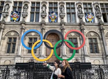 Biểu tượng Olympic tại Paris, Pháp.