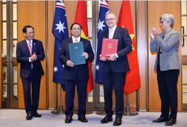 Hai Thủ tướng trao đổi Tuyên bố về việc nâng cấp quan hệ hai nước lên Đối tác Chiến lược toàn diện